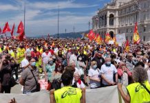 Crowds in Piazza Unità Protest Against Wrongful Dismissal of Triste’s Port Authority President