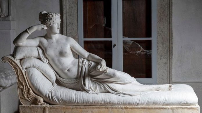 tourist-breaks-canova-statue-italy