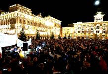 Crowds in Piazza Unità Protest Against Early Closures